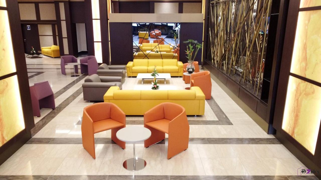 Krystal Palace دوالا المظهر الخارجي الصورة