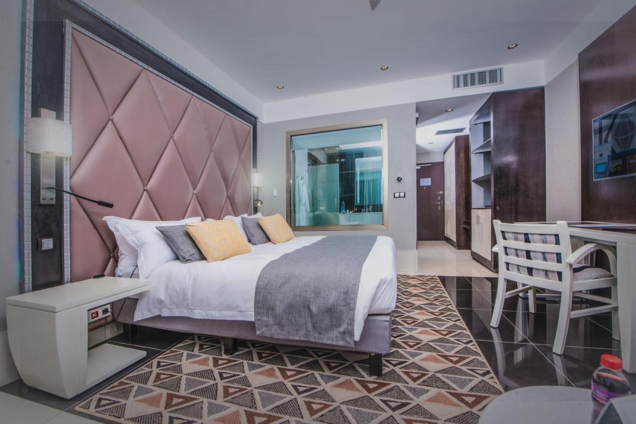 Krystal Palace دوالا المظهر الخارجي الصورة
