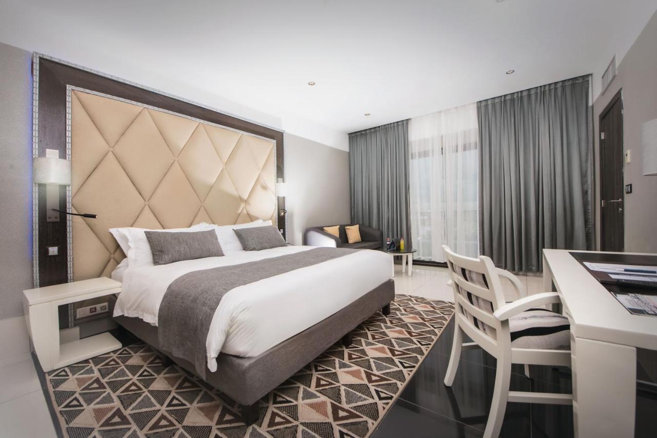 Krystal Palace دوالا المظهر الخارجي الصورة